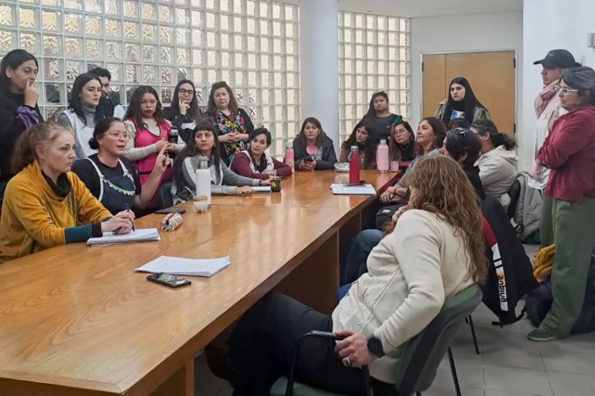 Reunión de la comunidad del IFD5 con las autoridades. Fuente_ (Neuquén Informa)