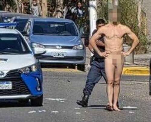 El hombre se saco la ropa y paseó por la calle. Fuente (X)