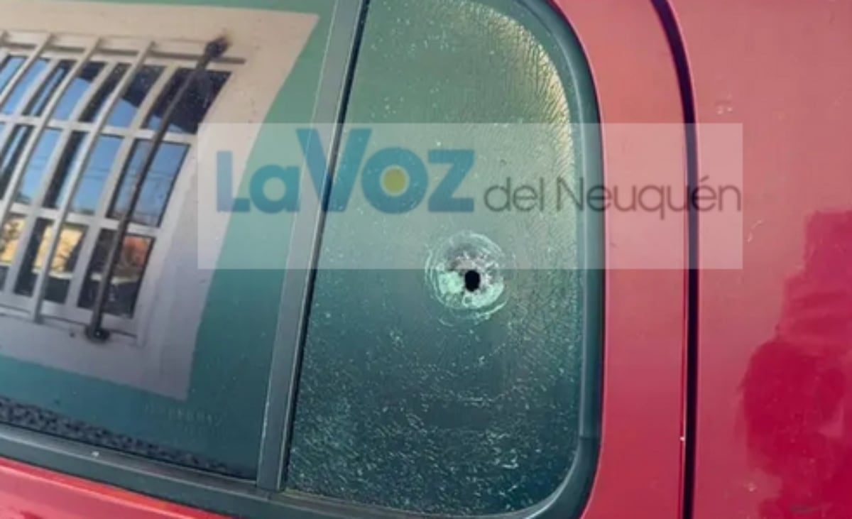 Auto baleado en Cutral Co. Fuente_ (La Voz de Neuquén)