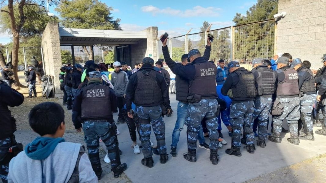 90755-se-reforzaron-los-controles-preventivos-para-evitar-el-ingreso-de-violentos-a-los-estadios-de-futbol