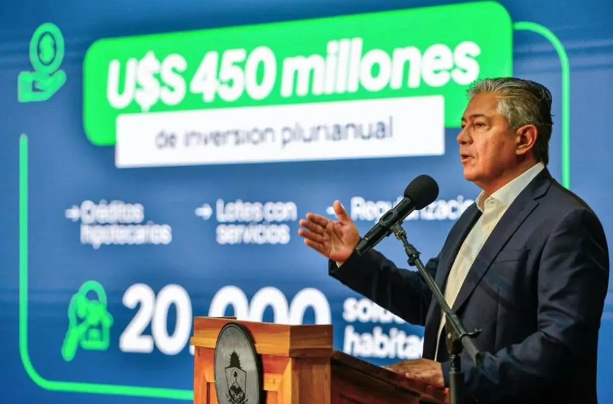 Rolando-Figueroa-expone-el-plan-plurianual